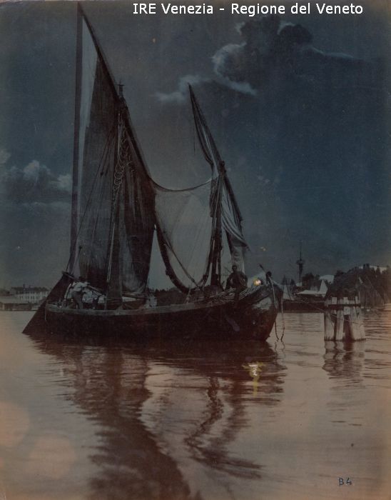 Laguna di Venezia, bragozzo attraccato ad una bricola / Filippi, Tomaso; / 1894 ( post ) 
