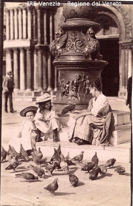Turisti in Piazza S. Marco / Filippi, Tomaso; / 1894 ( post ) 