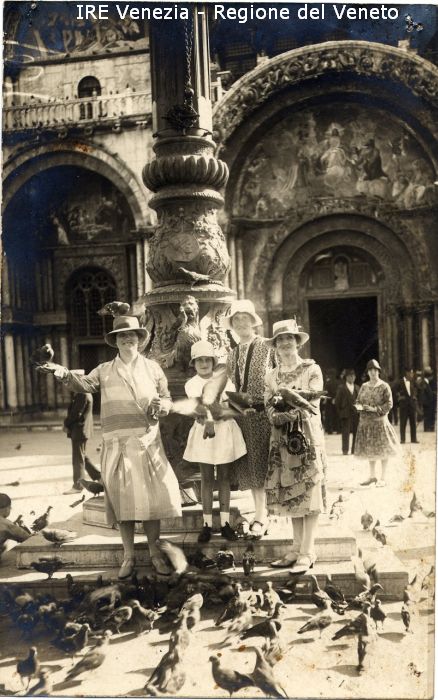 Turisti in Piazza S. Marco / Filippi, Tomaso; / 1920 ( post ) 