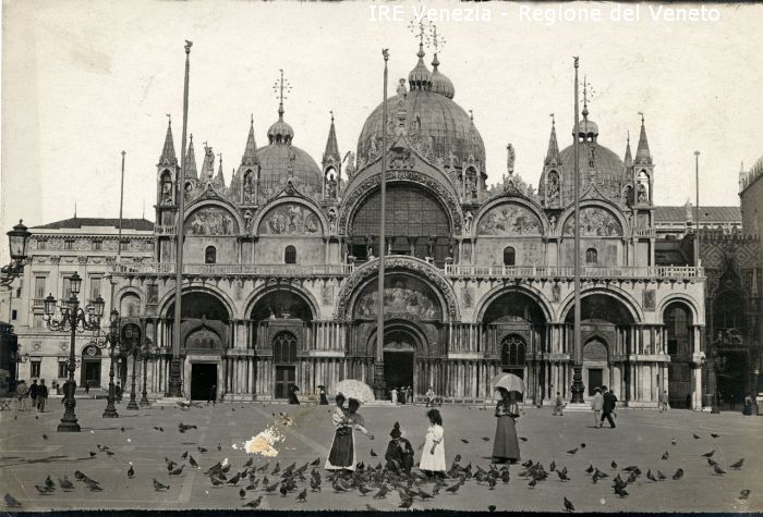 Turisti in Piazza S. Marco / Filippi, Tomaso; / 1894 ( post ) 