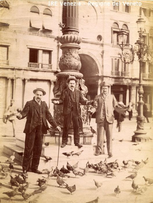 In Piazza San Marco con piccioni / Filippi, Tomaso; / 1894 ( post ) 