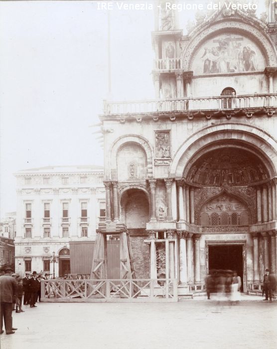 Basilica di S. Marco, lavori di consolidamento : Venezia / Filippi, Tomaso; / 1918 ( post ) 