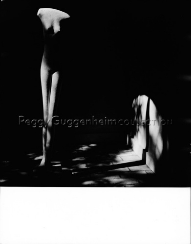 "Donna che cammina", gesso di Alberto Giacometti, esposto nella barchessa di Palazzo Venier dei Leoni; Venezia, anni '60 / positivo / Beny, Roloff; / 1960 ( post )