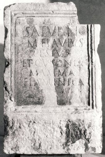 ara / patera ombelicata  (lato sinistro) e urceus (lato destro) / sec. I d.C. (seconda metà)