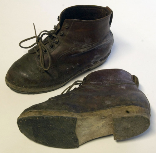 calzatura con suola in legno e tomaia in cuoio/ Maoret Antonio #Toni Strach#/ 1972