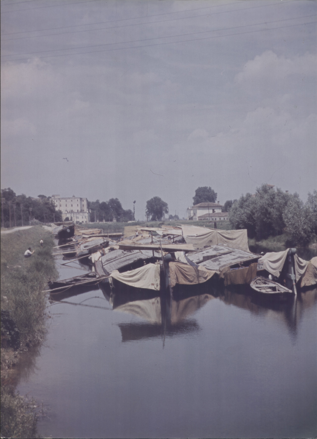 Battaglia Terme, anni '50. Mandracio superiore; barche cariche in attesa della passà. / positivo / Anonimo;Anonimo; / 1979