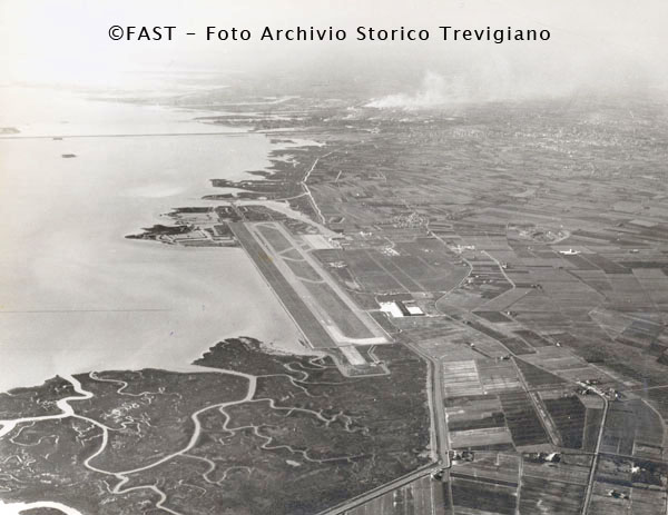 Tessera, ripresa aerea dell'aeroporto Marco Polo / positivo / 1960 ( ca. ) 