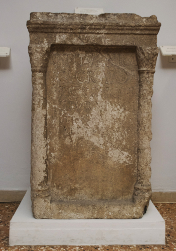 altare funerario / Caius Titurnius Gratus / sec. I d.C. (prima metà) 