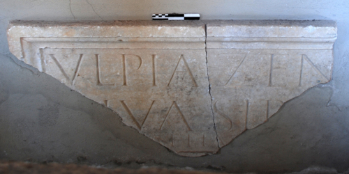 sarcofago/ cassa/ fronte / Ulpia Zen[---]