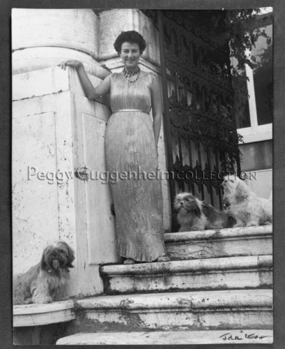 Peggy Guggenheim all'ingresso di Terrazza Marini di Palazzo Venier dei Leoni, primi anni '50 / negativo / Kar, Ida; / 1950 ( post ) 