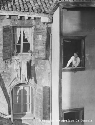 "Finestre di Venezia" dalla casa di Paolo Monti / Finestra di Venezia (dalla casa di Paolo Monti) / Finestre di Venezia (Fondo Opizzi) / positivo / Ferroni, Ferruccio; / 1957