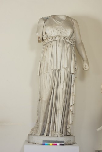 statua femminile / Figura femminile / epoca romana/ sec. II d.C. 